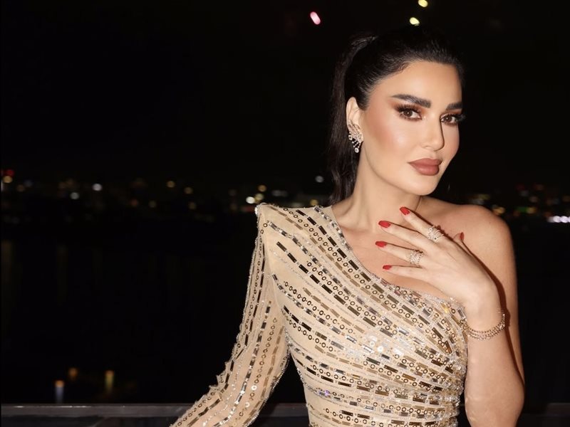 سيرين عبد النور تستقبل العام الجديد بإطلالة أنيقة بتوقيع طوني ورد 