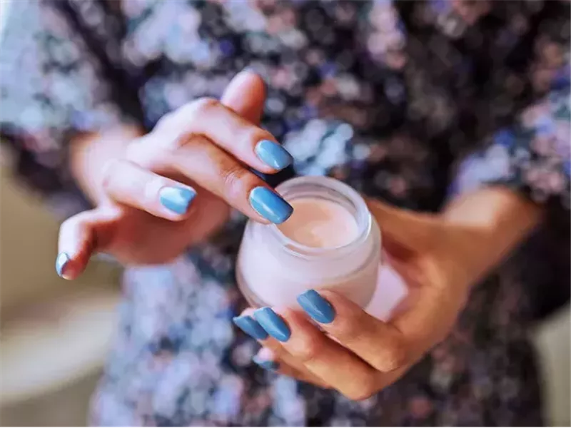 لتحقيق أقصى استفادة.. هل توجد طريقة مثالية لوضع المرطب؟ 