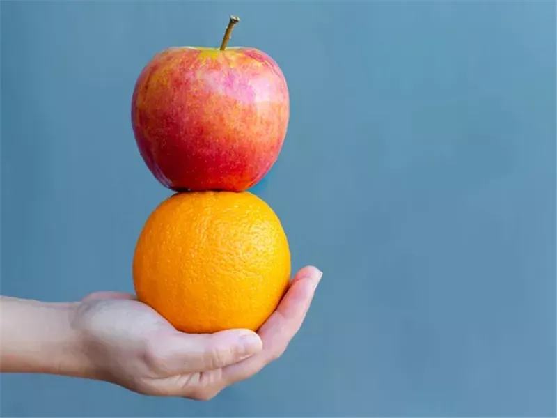التفاح مقابل البرتقال.. أيهما يغنيك عن الطبيب فعليًا؟