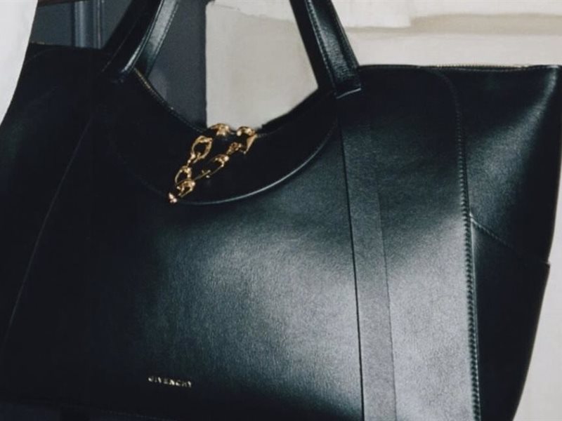 Givenchy تكشف عن حقيبة Snatch… أيقونة جديدة في عالم الإكسسوارات