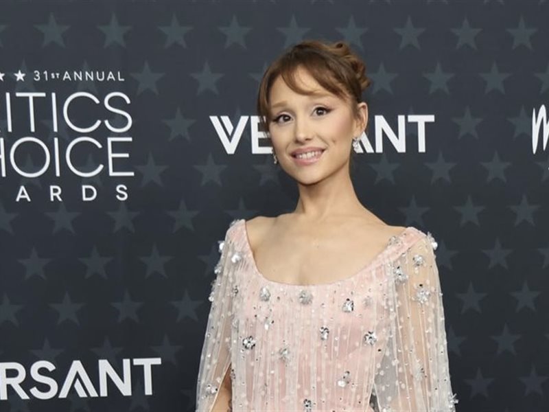 أريانا غراندي تتألق بفستان مخصّص من Alberta Ferretti في Critics Choice Awards 2026