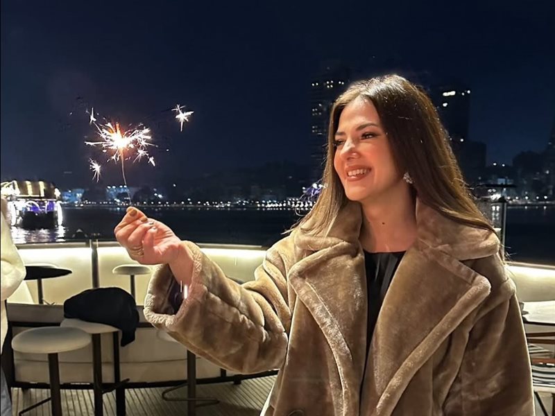 بعد مفاجأة عيد ميلادها.. دنيا سمير غانم توجه رسالة مؤثرة لزوجها وابنتها