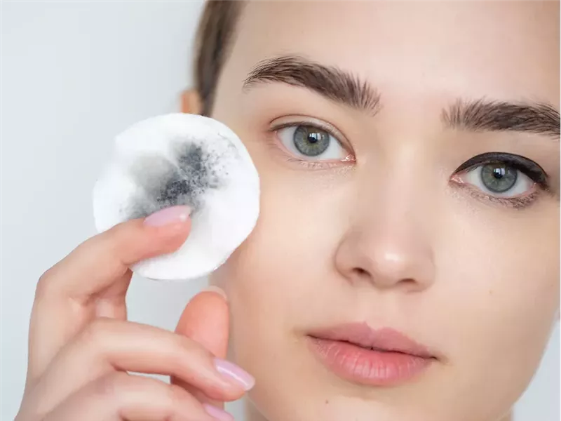  للحفاظ على بشرة صحية ومتوازنة.. إليك أفضل 8 مزيلات مكياج على الإطلاق