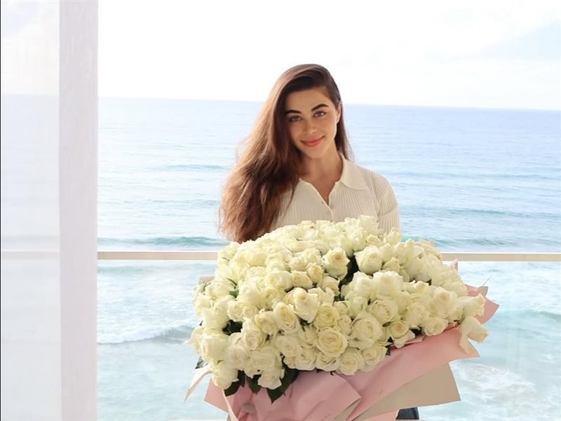 تحمل باقة من الورود البيضاء.. أول جلسة تصوير لـ يارا السكري في 2026