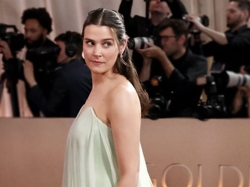 LOEWE يوقّع حضورًا لافتًا بإطلالات ايڤا ڤيكتور وانغا لوسدوتر علي السجادة الحمراء