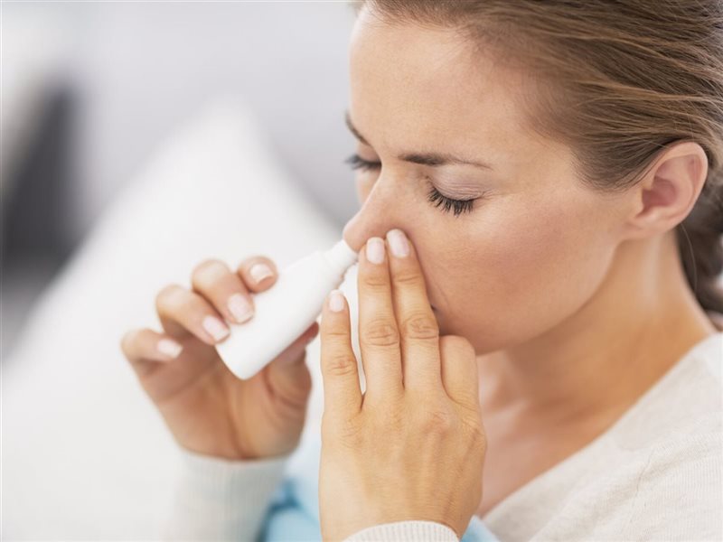 خبراء يحذرون من الإفراط في استخدام بخاخات الأنف.. قد يسبب مخاطر متعددة 