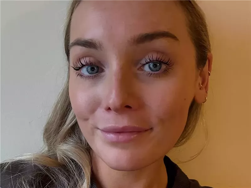 كيفية استخدام سيروم الرموش للحصول على رموش أطول وأكثر صحة