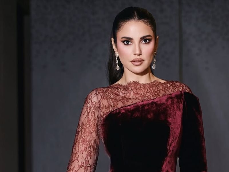 درة تخطف الأنظار بإطلالة برغندية فاخرة في افتتاح Nobu 