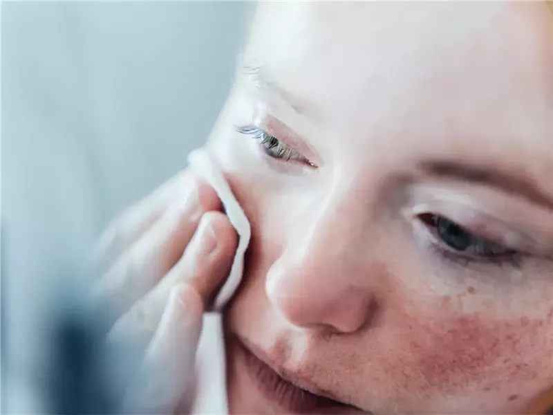 كيفية إزالة المكياج بشكل صحيح للحفاظ على بشرة صحية