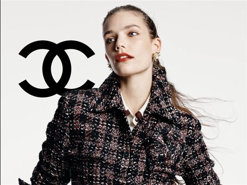 التويد وثنائيّ اللون يتصدران حملة شانيل الجديدة بعدسة كريغ ماكدين