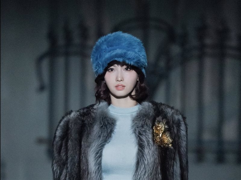 سفيرة الدار مومو تتألّق بإطلالة مخصّصة من ميو ميو في كليب “Confetti