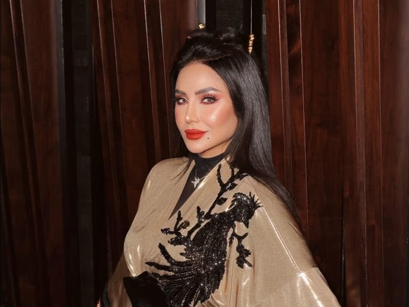 لجين عمران تخطف الأنظار بإطلالة ذهبية  مستوحاة من الروح اليابانية في دبي