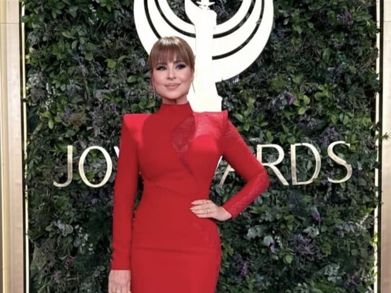 طوني ورد يوقّع إطلالة لافتة لكارول سماحة تجمع القوة والرقي