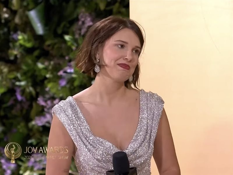 ميلي بوبي براون تفوز بجائزة شخصية العام في Joy awards 2026