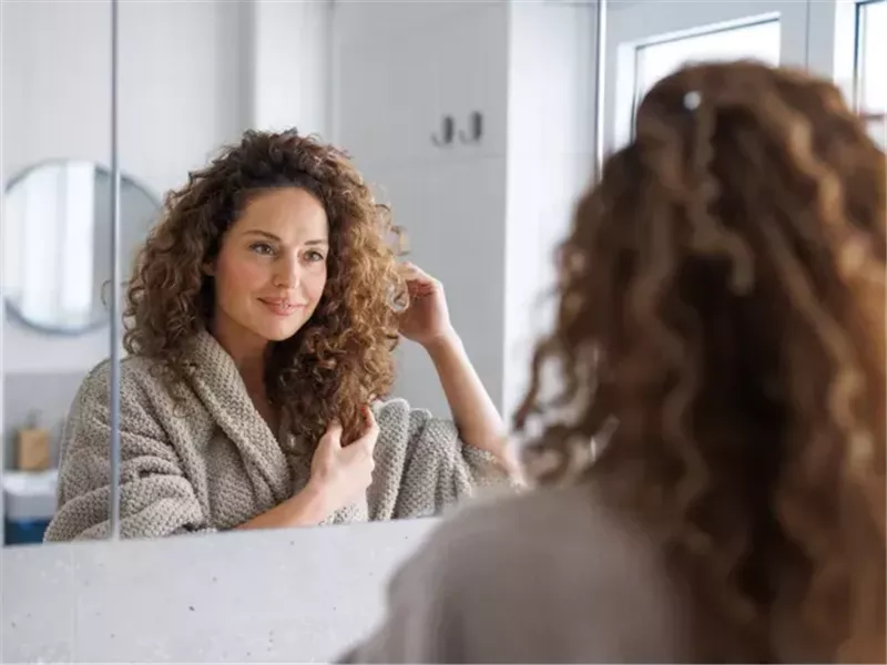 6 حلول طبيعية فعّالة لفروة رأس صحية.. منها غسول خل التفاح