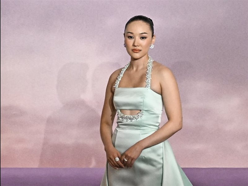 نجوم«بريدجرتون» يخطفون الأنظار في ليلة أنيقة بباريس