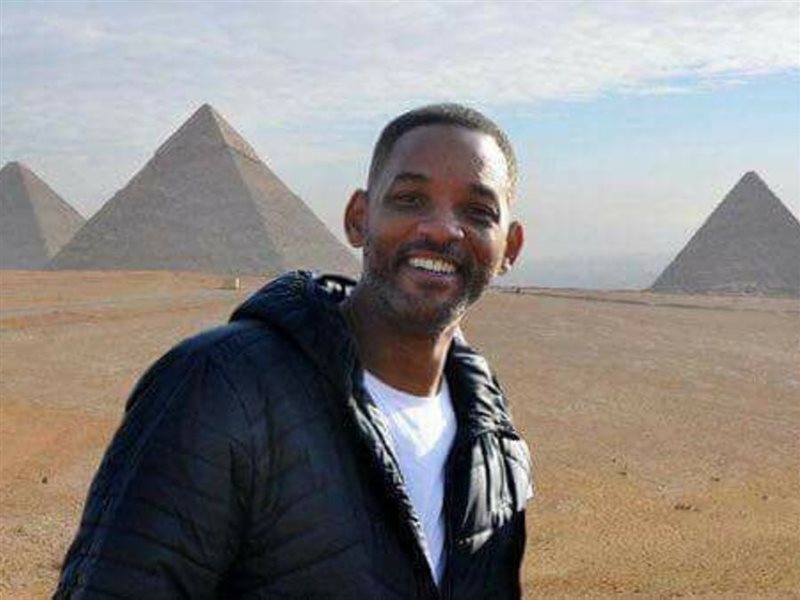 ويل سميث يحتفي بزيارته للأهرامات ويكشف القاعدة 83 لنجوم السينما