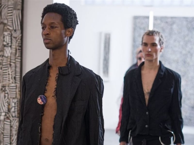 سيمون كراكر يقدّم رؤيته المبتكرة في أزياء رجاليّة خريف/شتاء 2026  في اسبوع الموضة بميلانو 