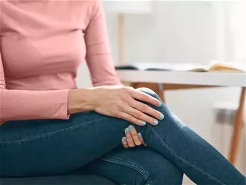 لماذا تهز ساقيك كثيرًا.. ومتى يجب عليك زيارة الطبيب؟