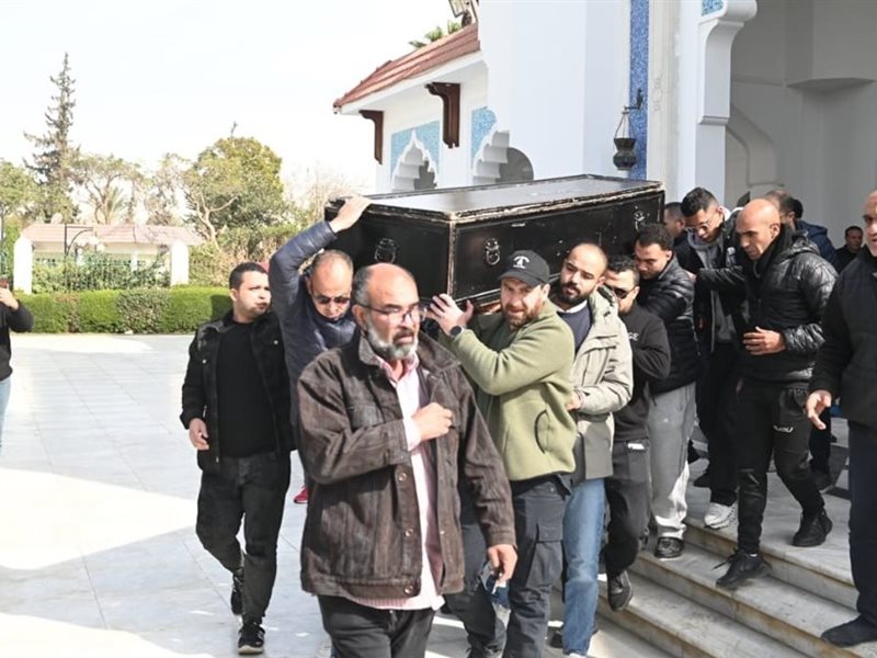 نضال الشافعى يشيع جثمان والدته بحضور خالد جلال وعمرو عبد العزيز
