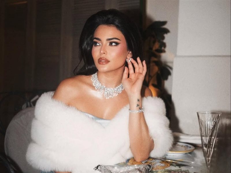 ببصمة شوبارد.. أسماء جلال تخطف الأنظار بإطلالة راقية في الرياض