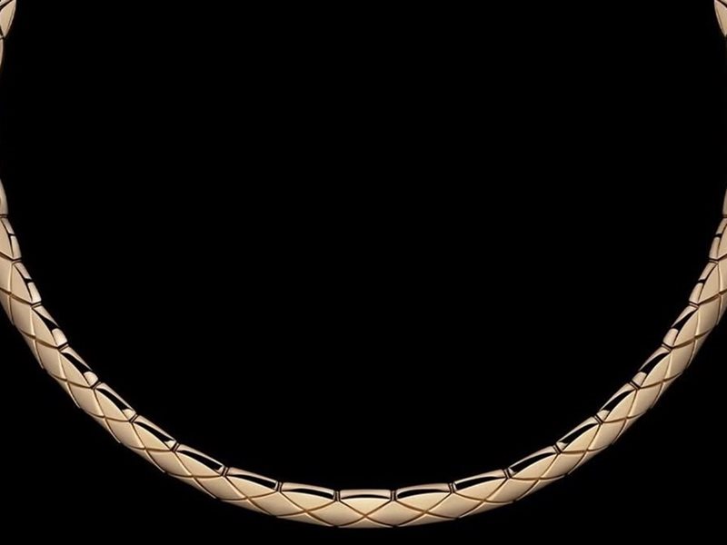 شانيل تعيد تعريف المجوهرات المتحرّكة في عقد COCO CRUSH القصير