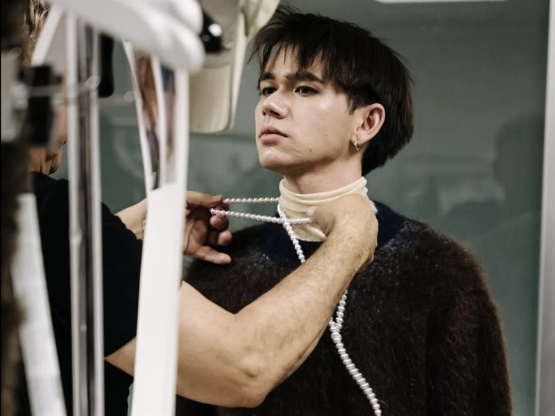 رؤية معاصرة للملابس الرجالية في عرض فنغ تشن وانغ في اسبوع الموضة بباريس