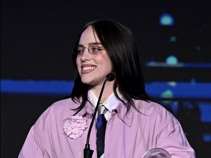 بيلي آيليش تختار برادا في حفل يحمل رسالة مجتمعية مؤثرة