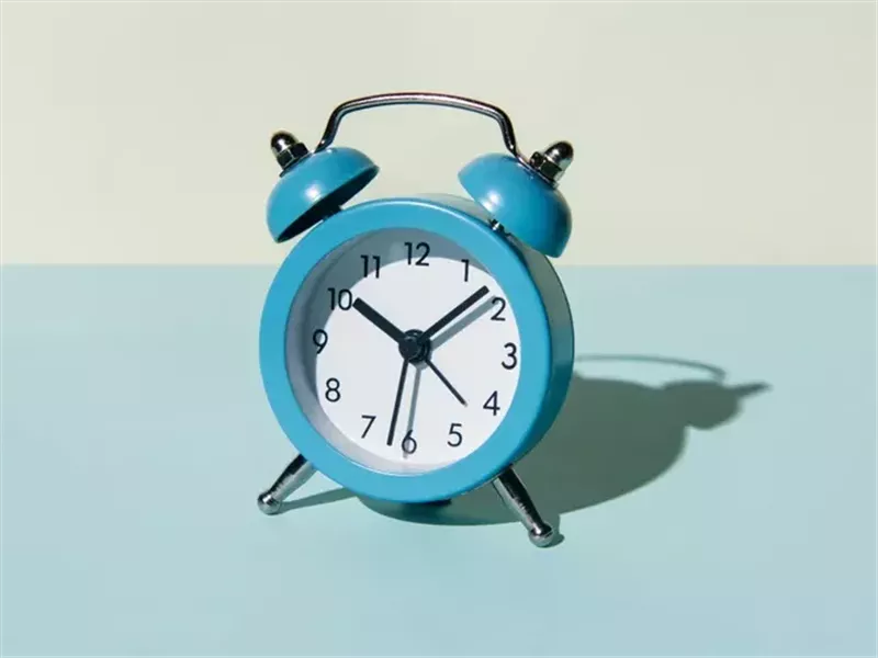 ثلاثة أسباب تجعلك تستيقظ قبل رنين المنبه مباشرة
