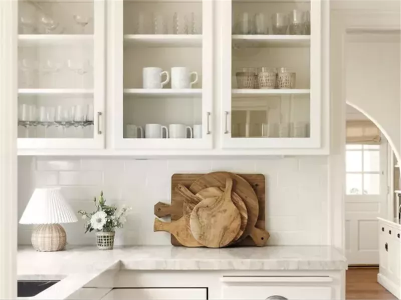 هذا الاتجاه في الإضاءة هو سر الحصول على مطبخ أكثر دفئًا وحيوية