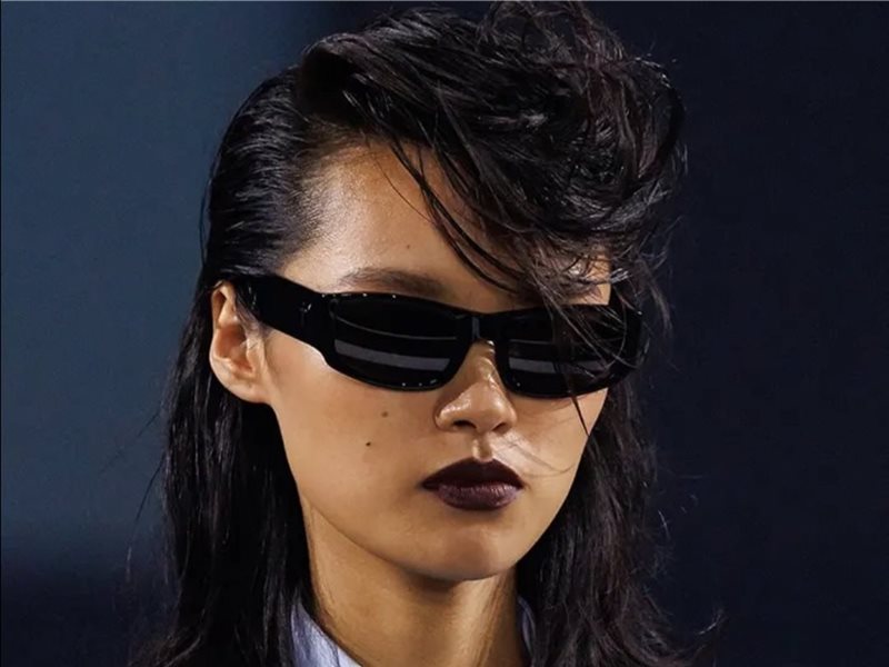 ويلي تشافاريا يختتم أسبوع باريس للموضة برسالة إنسانية مؤثرة في عرض خريف وشتاء 2026