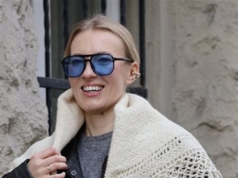  الأوشحة على الأكتاف تعود كصيحة ناعمة لهذا الموسم