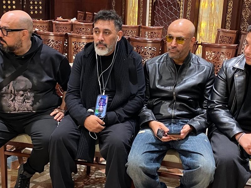 أبرزهم عزيز الشافعي وعمرو مصطفى.. نجوم الفن يقدمون العزاء فى والد الموزع أحمد إبراهيم