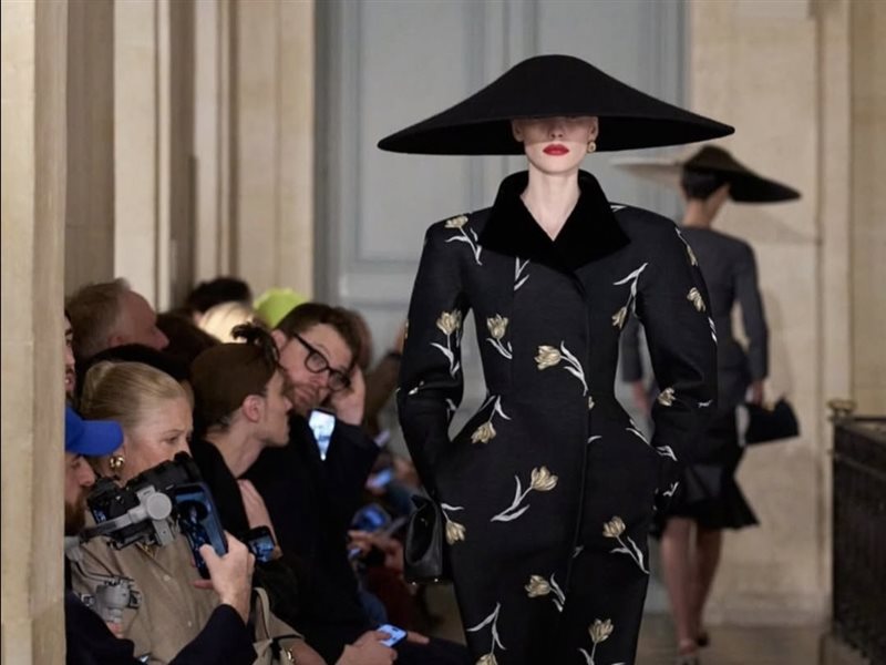 جاكيموس يعيد إحياء روح التسعينيات في عرض «Le Palmier» لخريف 2026