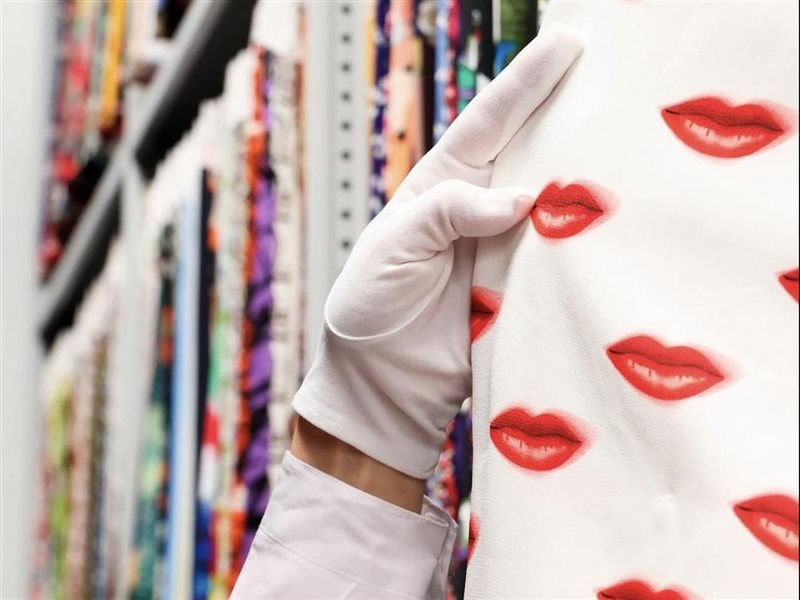 برادا تستحضر الذاكرة المادية للأقمشة: حين يتحوّل الأرشيف إلى رؤية مستقبلية