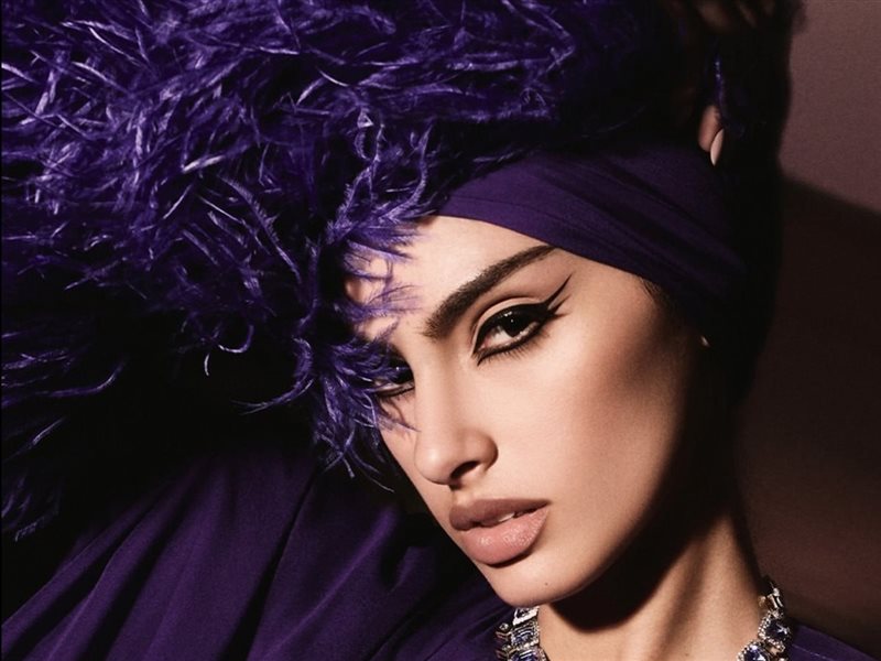 تناغم لوني راقٍ: الوردي والزمردي والبنفسجي يزيّنون مجموعة دولتشي آند غابانا الحصرية