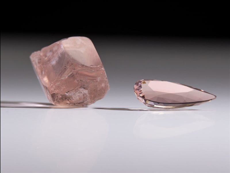 المورغانيت بلونه العتيق: حين تحتفي  Prada بجمال الحجر الطبيعي