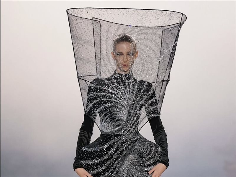 عندما يصبح التطريز لغة تأمل: راهول ميشرا يعيد تعريف الهوت كوتور في باريس 2026 في مجموعته Alchemy