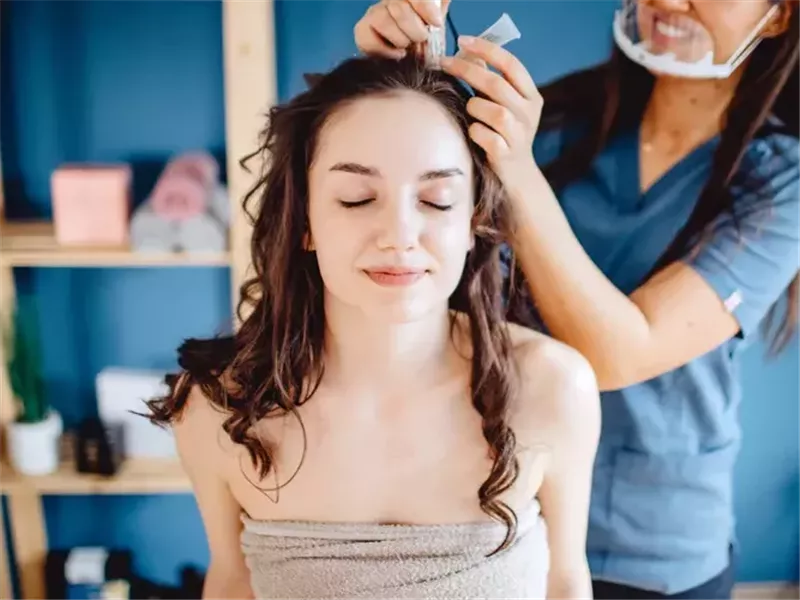 هل يُجدي الوخز بالإبر الدقيقة في علاج تساقط الشعر؟