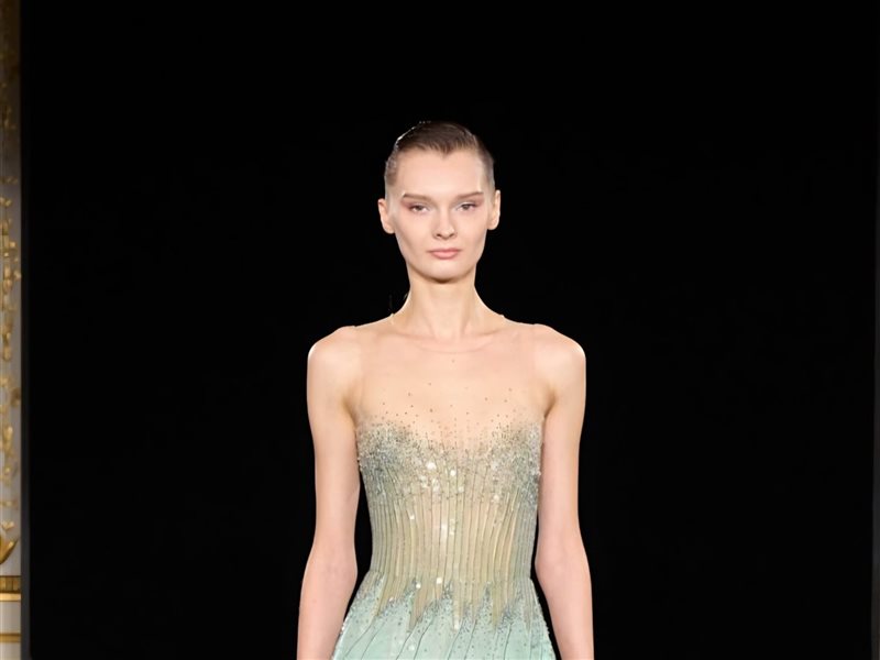 Armani Privé يفتتح فصلاً جديدًا في باريس: أناقة الاستمرارية ولمسة أنثوية مع مجموعة “Jade”