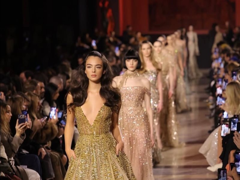 إيلي صعب يخطف الأضواء في أسبوع الهوت كوتور بباريس برؤية تجمع الفخامة والأنوثة المطلقة