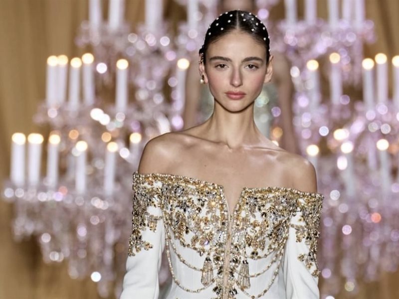 	خفة الأقمشة ودقة الحِرفة… توقيع زهير مراد يتألّق في أسبوع الهوت كوتور