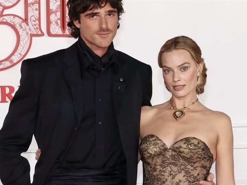 مارغوت روبي نجمة فيلم  Wuthering Heights تتألق في العرض الاول بإطلالة استثنائية تحمل توقيع سكياباريللي