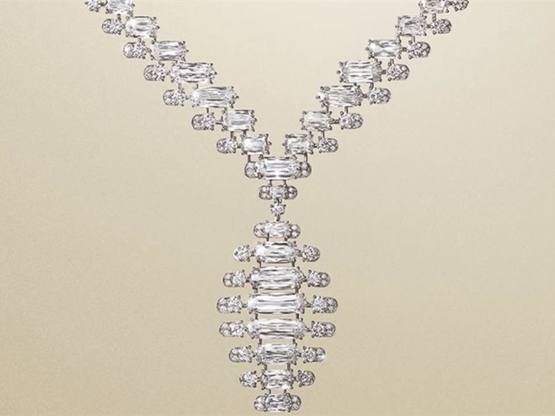  كارتييه تحتفي بفن التوازن في مجموعة EN EQUILIBRE بمنحوتات من ذهب وجمال