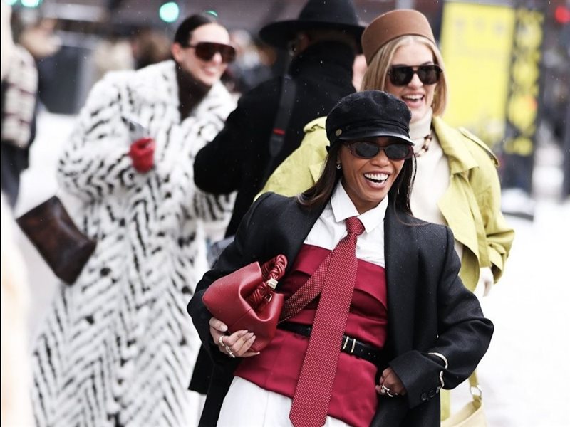 ألوان جريئة وسط الثلوج في افتتاح أسبوع كوبنهاغن للموضة