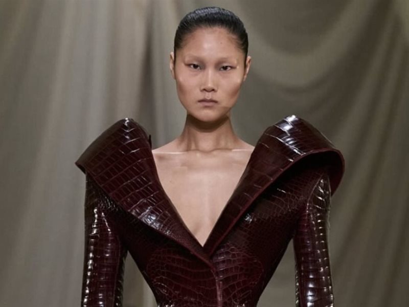 Ashi Studio يكتب سيرة البدايات على منصة الهوت كوتور في باريس