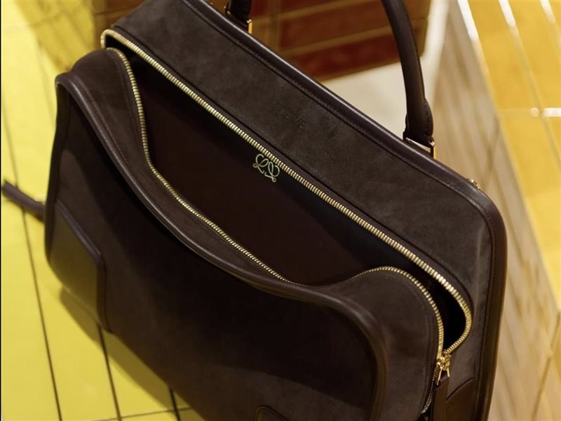  Loewe تكشف عن أول فصولها الإبداعية الجديدة لربيع وصيف 2026