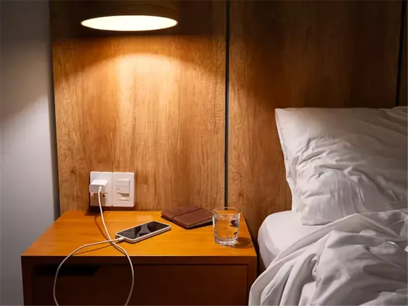  أشياء يجب إزالتها من منضدة سريرك الليلة لنوم أفضل وعقل أكثر هدوءًا