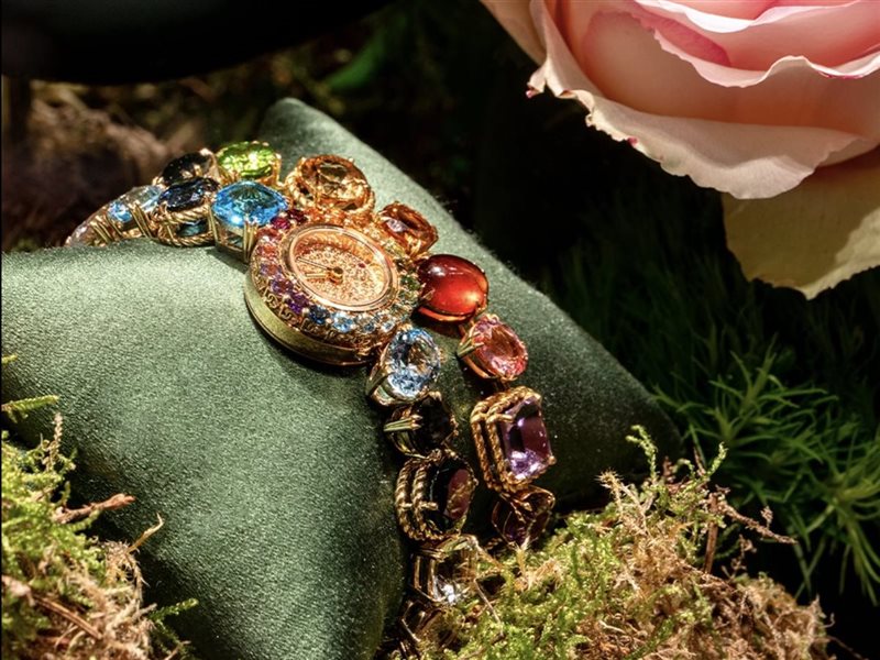 حرفية غنية وتناغم لوني راقٍ في إبداعات دولتشي آند غابانا للساعات والمجوهرات