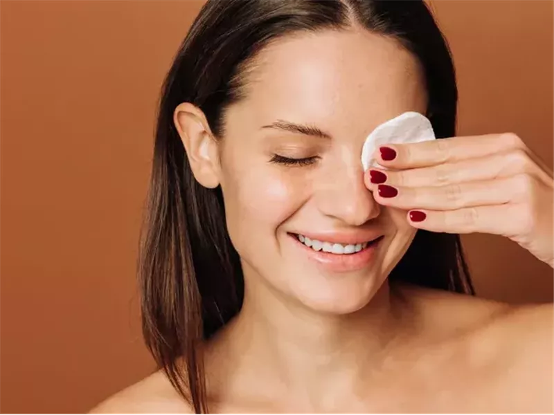 السبب الخفي الذي يمنعك من النوم بالمكياج.. أسوأ من ظهور البثور